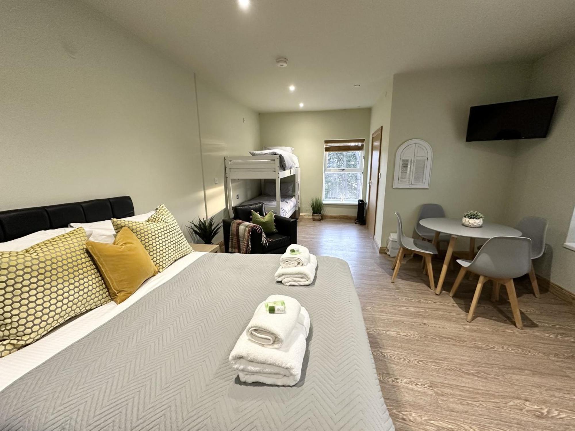 Entire Venue With Accommodation Sleeps Up To 19 - Waterfall Country Escape Wales Coelbren Quarto foto